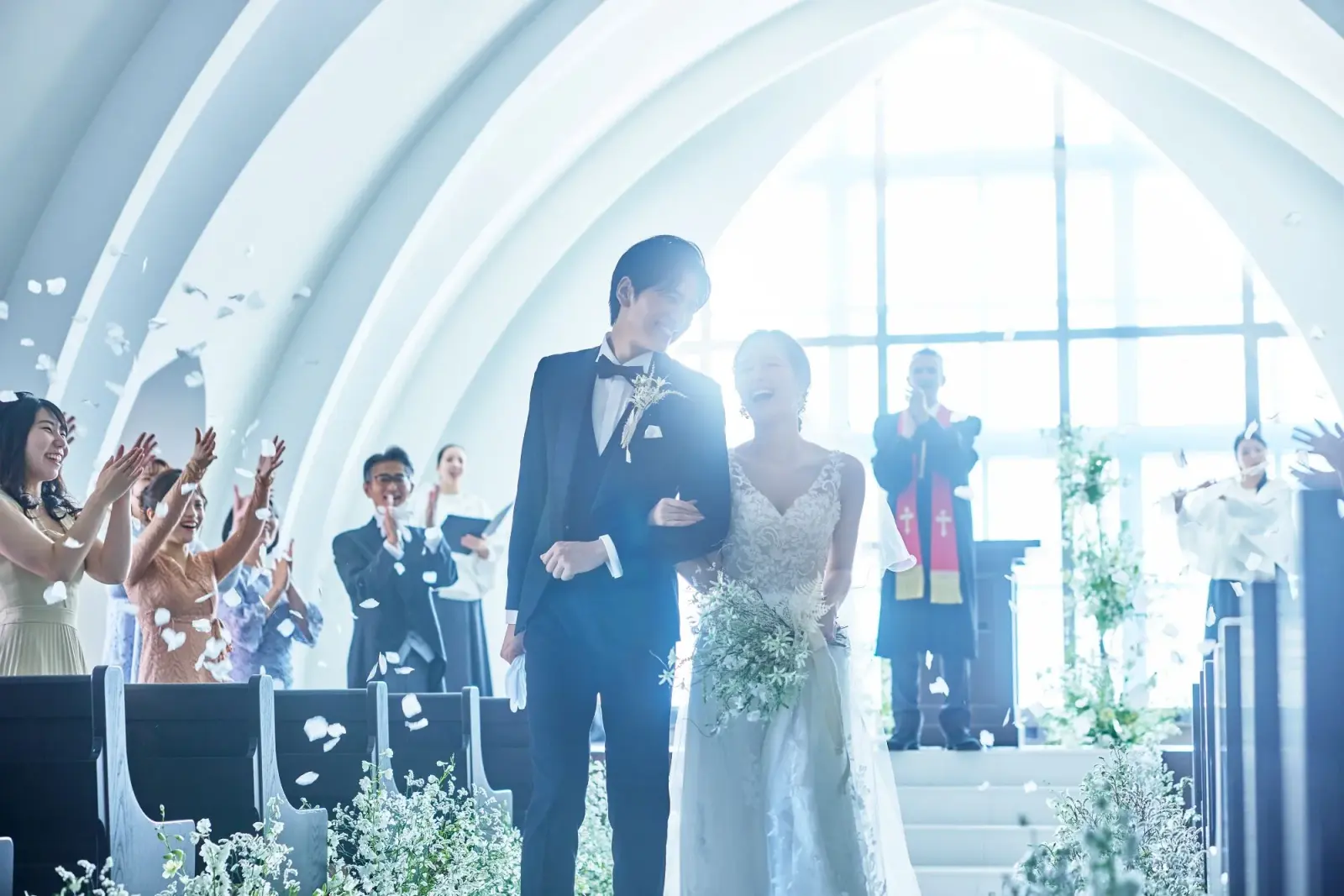 祝福の中を退場する新郎新婦