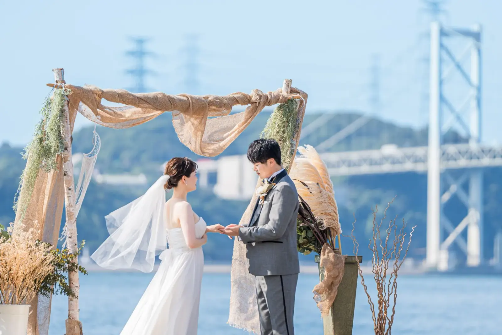 関門橋を背に誓う新郎新婦