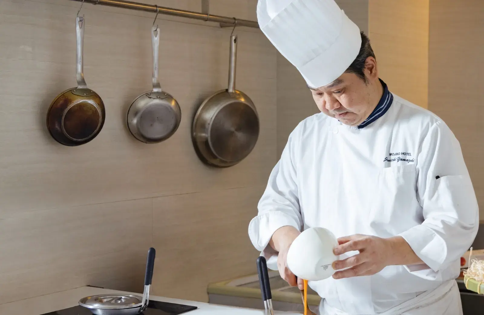 調理する料理長